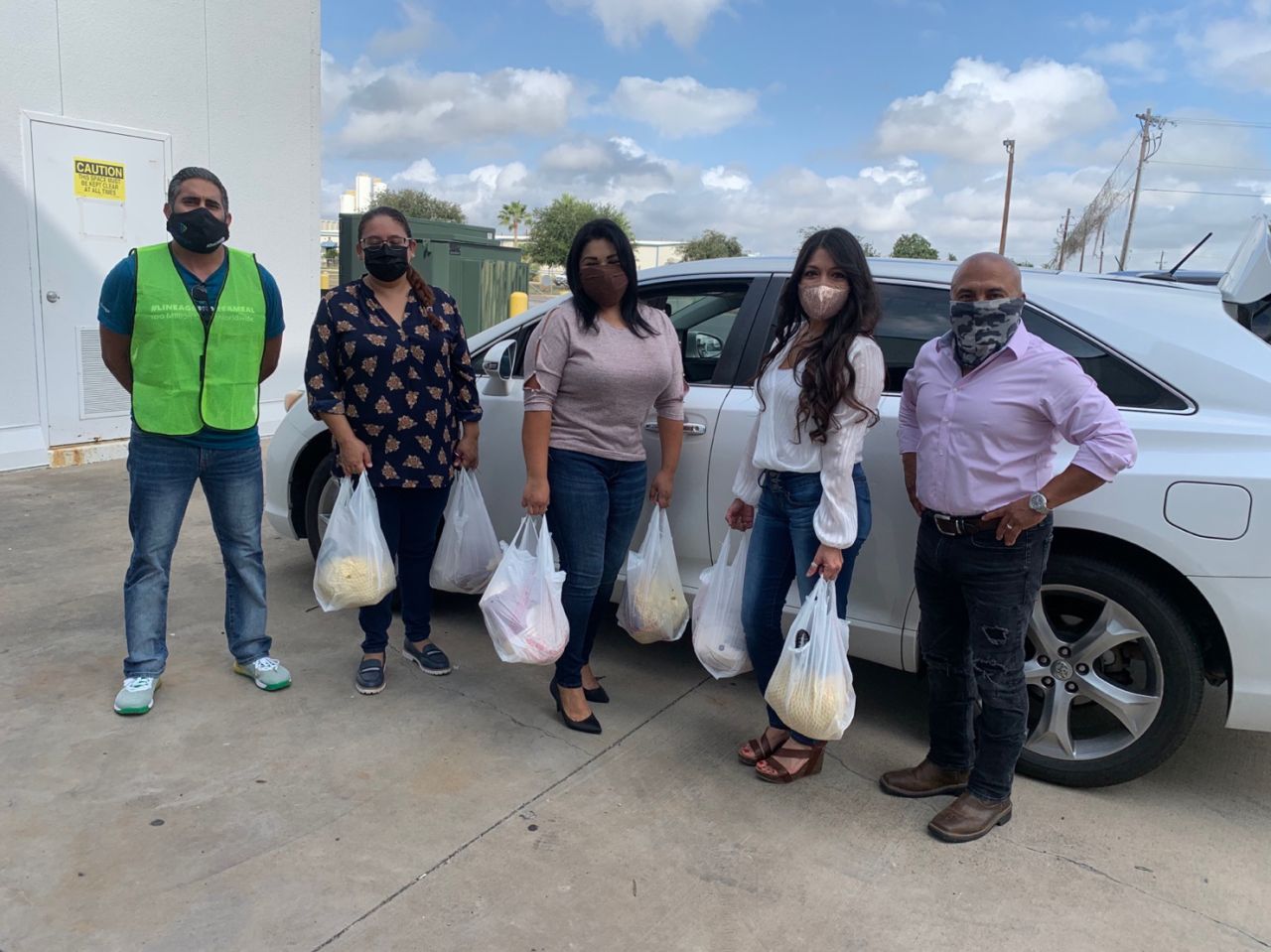 Lineage Logistics workers participating in Holidays without Hunger in Texas