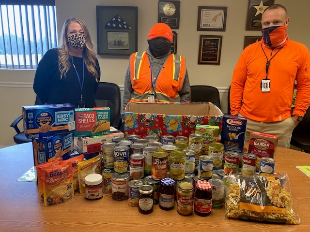 Lineage Logistics workers participating in Holidays without Hunger in Chester, VA