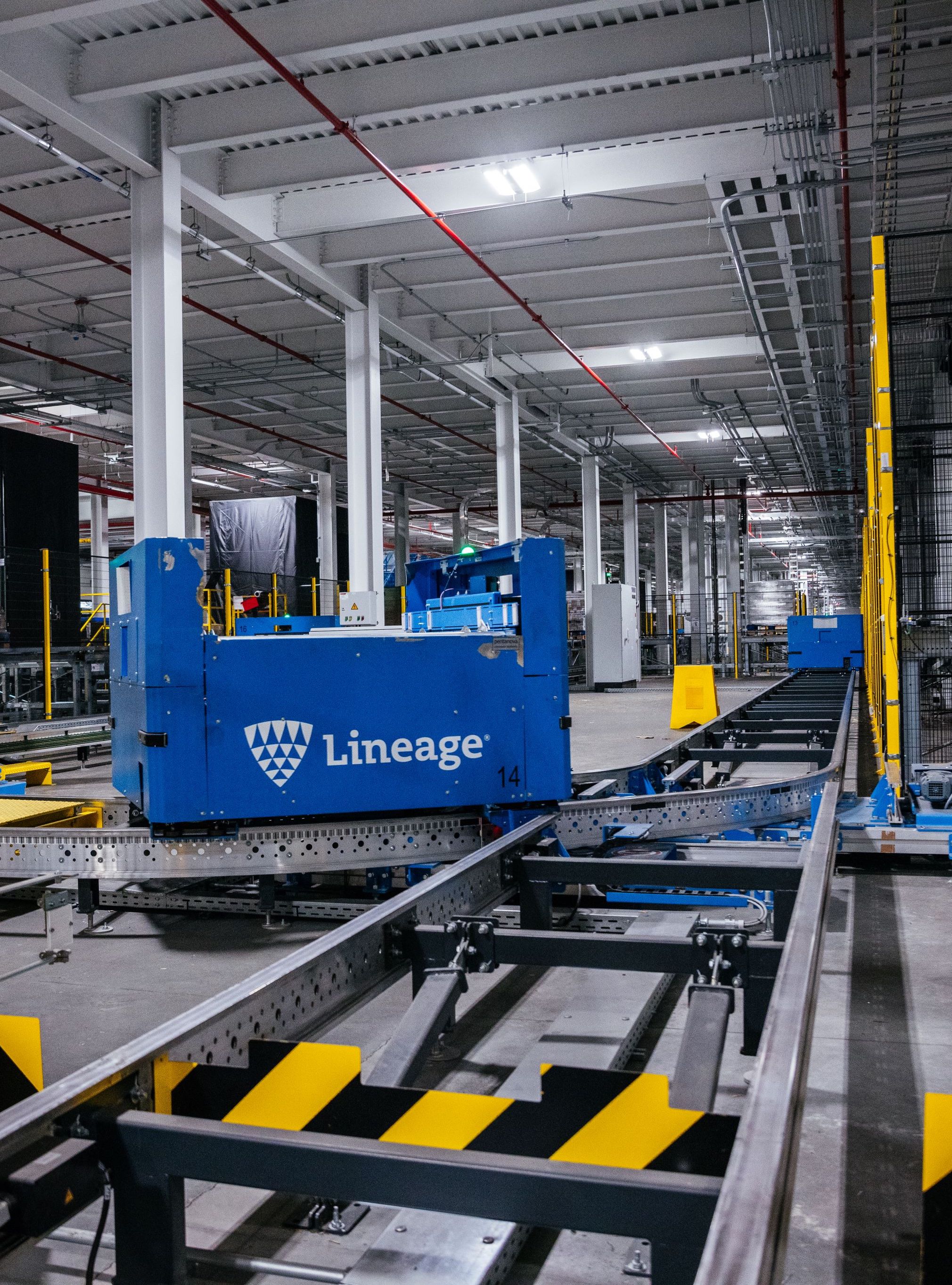 Technology inside a Lineage warehouse