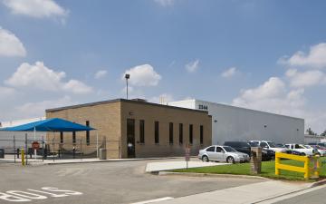 Exterior photo of Lineage's Riverside 1 facility