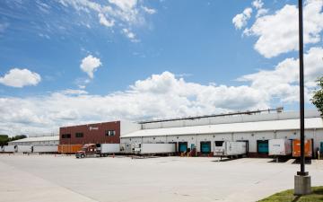Exterior photo of Lineage's Ottumwa facility