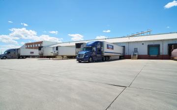 Exterior photo of Lineage's Greeley facility