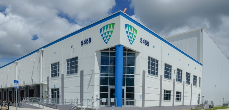 Exterior view of Lineage’s Doolittle facility in Jacksonville, showcasing the modern design of the cold storage warehouse under a cloudy sky.