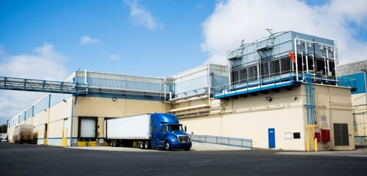 Exterior view of Lineage’s Oxnard, California cold storage warehouse with company logo