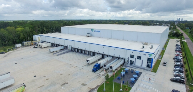 Aerial view of Lineage’s Doolittle facility in Jacksonville, featuring multiple loading docks, parked trucks and a spacious outdoor area with greenery.