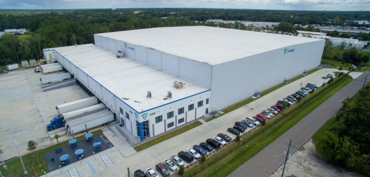 Aerial side view of Lineage’s Doolittle facility in Jacksonville, showcasing expansive warehouse space, loading docks and a well-maintained parking area.