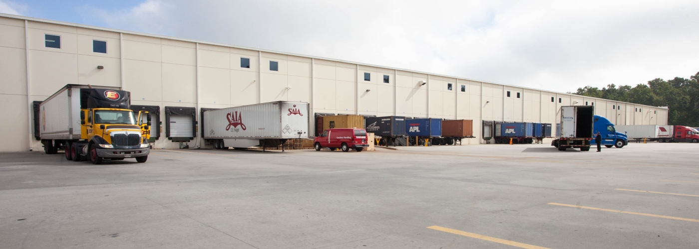 Exterior photo of Lineage's Pooler, GA facility and yard