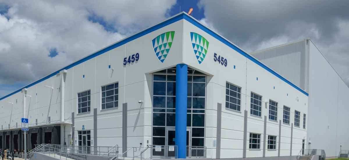 Exterior view of Lineage’s Doolittle facility in Jacksonville, showcasing the modern design of the cold storage warehouse under a cloudy sky.